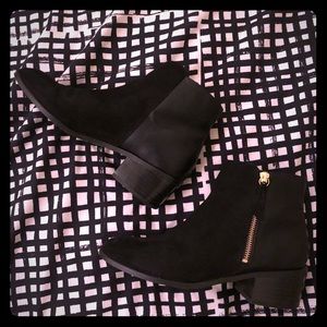 Black suede-leather Chelsea boots